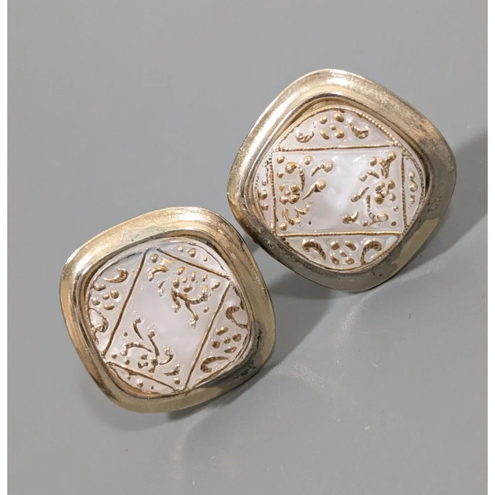 Vintage White Glass Ornate‎ Gold Tone Square Cufflinks